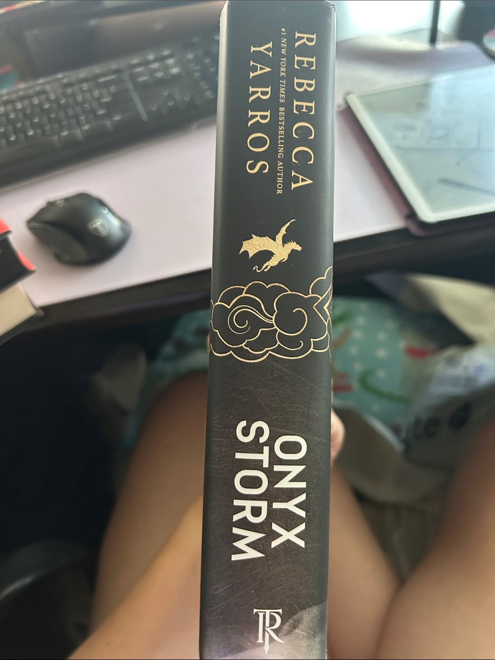Onyx Storm by Rebecca Yarros — Deluxe Edition Hardcover with Painted Edges - Picture 4 of 4